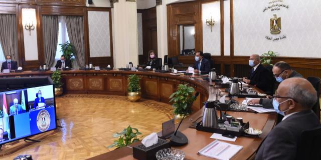 رئيس الوزراء خلال الاجتماع