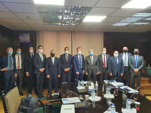 خلال الاجتماع