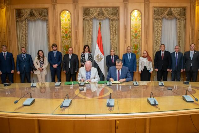 وزيرا ” الإنتاج الحربى ” و ” الهجرة” يشهدان توقيع بروتوكول تعاون  في مجال إنشاء مصانع تحويل مخلفات أشجار الموز إلي ( ورق وأسمدة ومنسوجات)