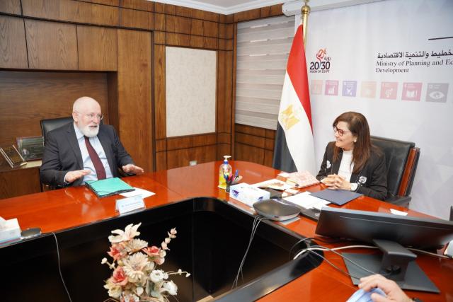 خلال الاجتماع