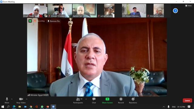 وزير الرى خلال الاجتماع