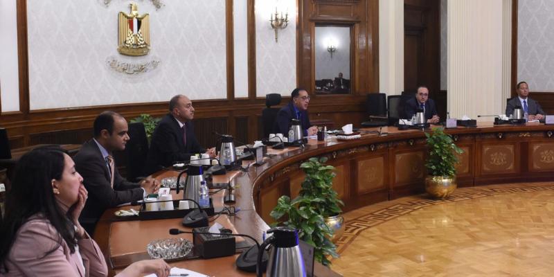 رئيس الوزراء يلتقي مسئولي بنك ”ستاندرد تشارترد” لاستعراض نماذج التمويل والشراكة مع القطاع الخاص في مجال إدارة الطرق