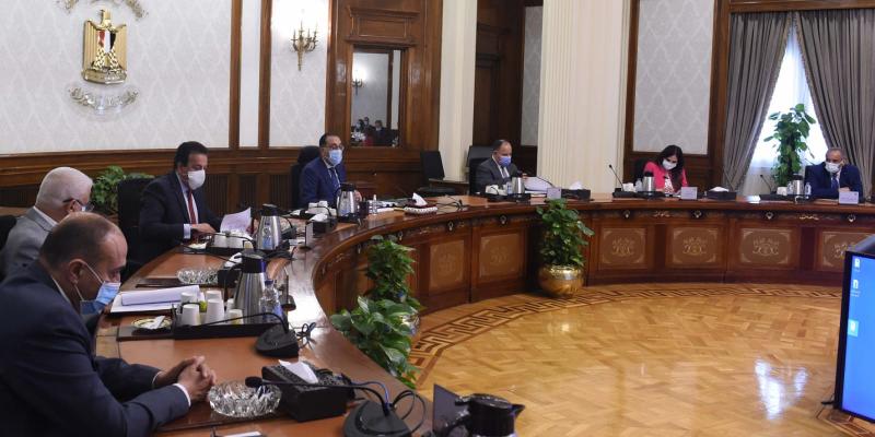 رئيس الوزراء خلال الاجتماع