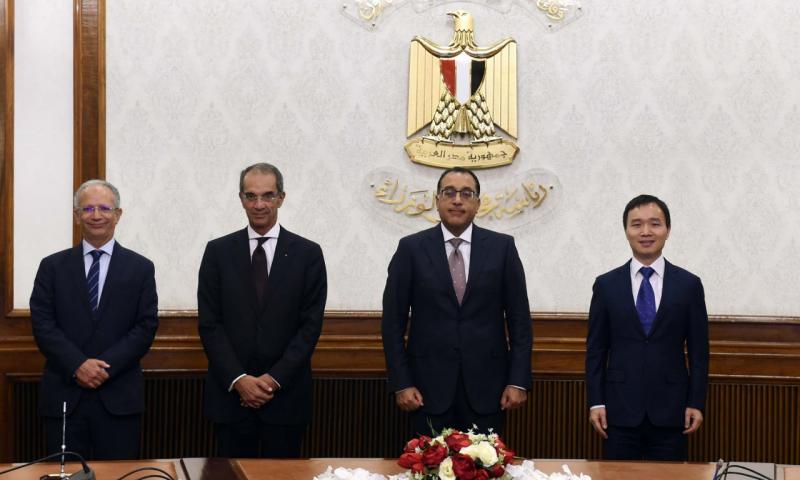 خلال التوقيع