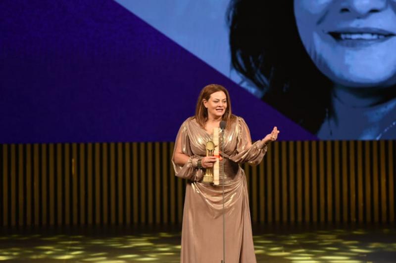 كاملة أبو ذكري تحصد جائزة ”فاتن حمامة للتميز ” بالدورة الـ44 لمهرجان القاهرة السينمائي الدولي