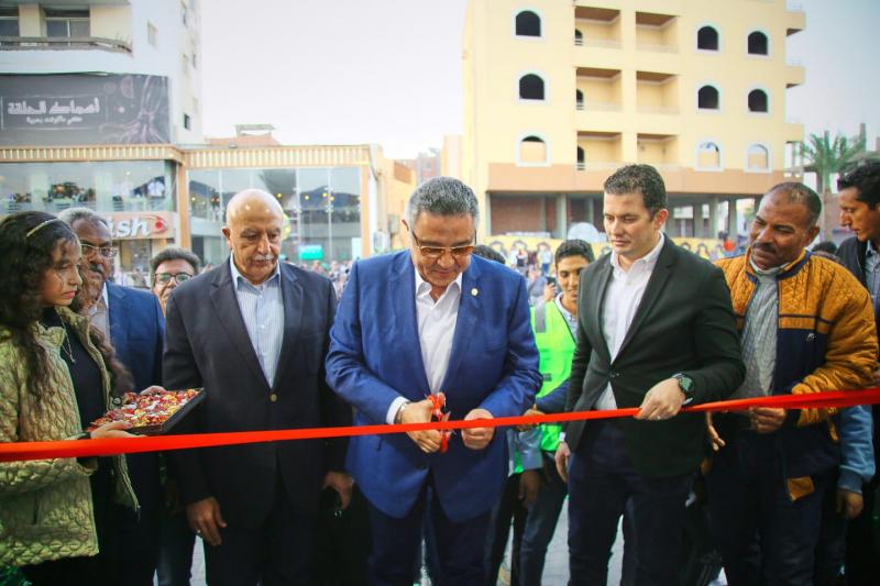 الغردقة الجديدة... محافظ البحر الأحمر يفتتح حلقة السمك وطريق المطار بعد تطويرهما بأحدث المواصفات العالمية والبيئية