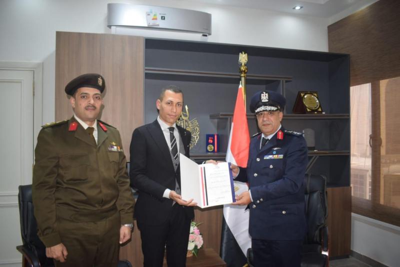 المستشار العسكري للبحر الأحمر يكرم المستشار الإعلامي للمحافظة لتميزه وإخلاصه في آداء مهمته