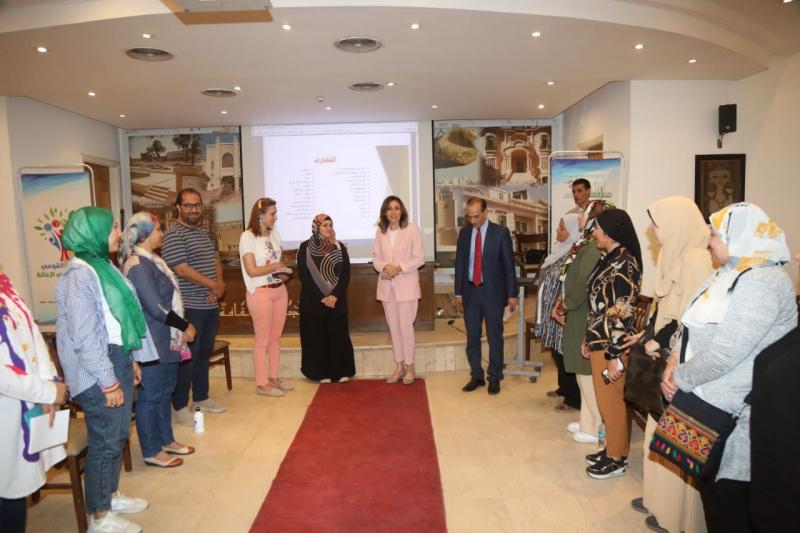 وزيرة الثقافة تتابع ورشة تعليم أساسيات لغة الإشارة للعاملين بقطاعات الوزارة ضمن مبادرة ”جوة الدايرة”