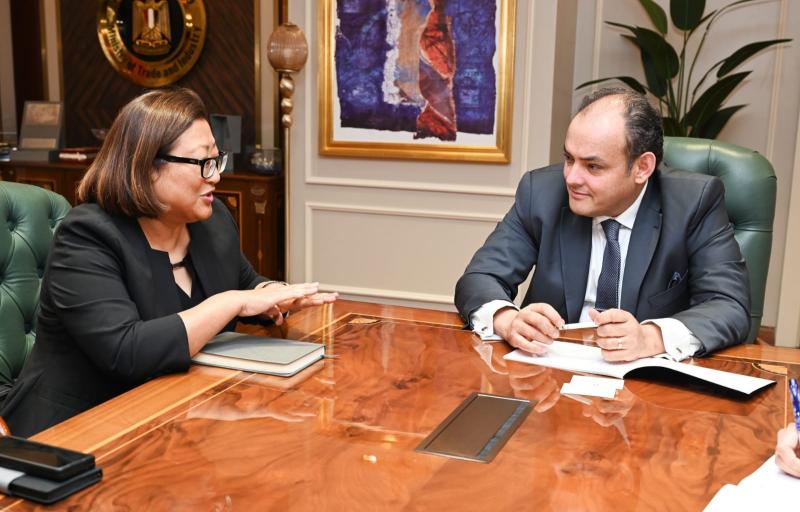 وزير التجارة والصناعة يبحث مع مسؤولي شركة جنرال موتورز ايجيبت خطط الشركة للتوسع بالسوق المصري