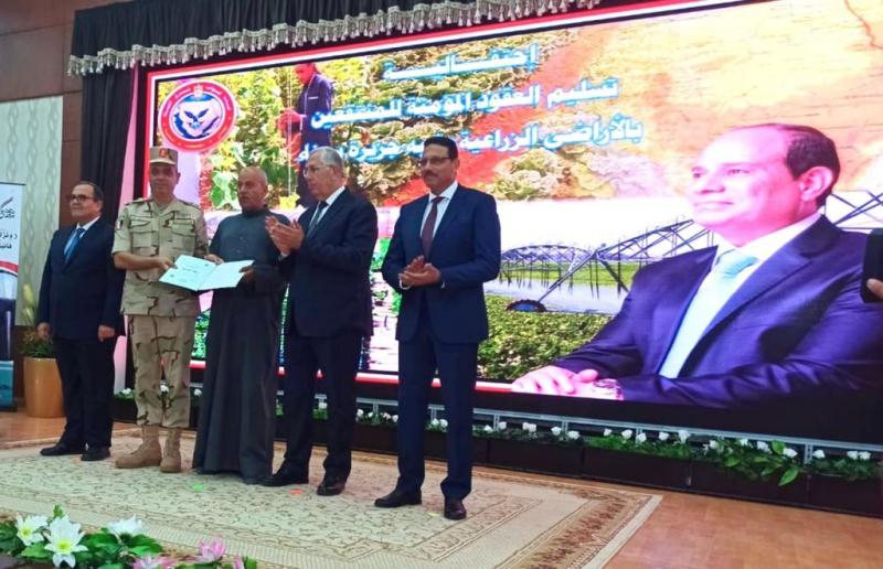 وزير الزراعة يشارك في توزيع العقود  للمنتفعين بالأراضى فى شبة جزيرة سيناء