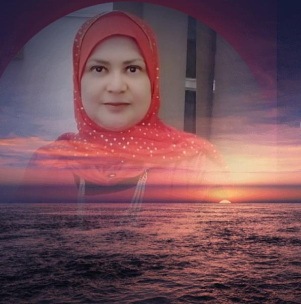 الكاتبة عزة