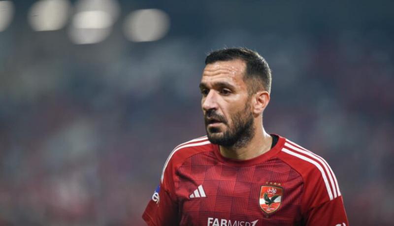 عاجل.. الأهلي يحسم الجدل حول موقف علي معلول