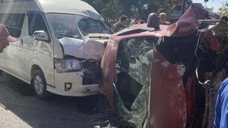 كثافات مرورية بعد تصادم ملاكي وميكروباص بكورنيش المعادي