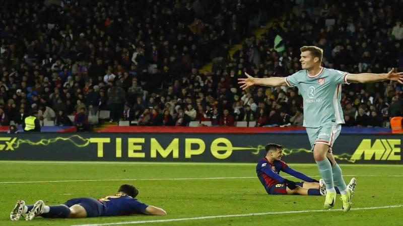 أتليتكو مدريد يخطف الفوز من برشلونة ويقتنص صدارة الدوري الإسباني