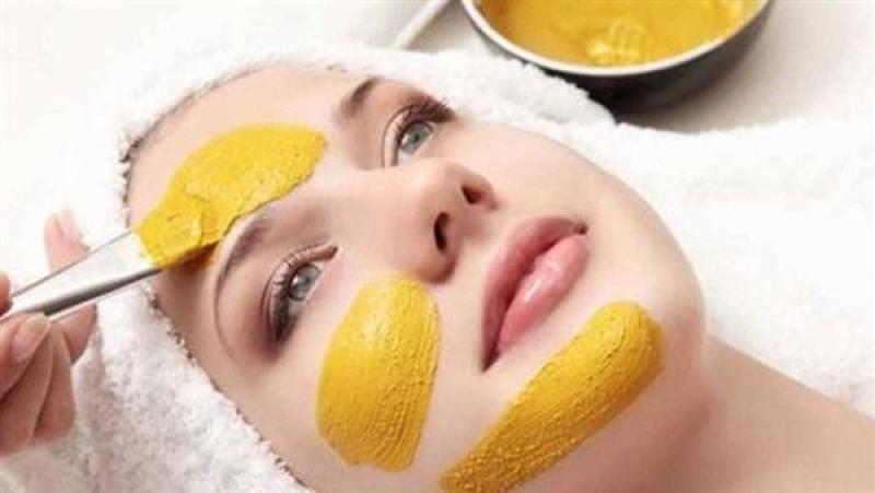 فوائد قناع الكركم للوجه وطريقة تحضيره لبشرة مشرقة