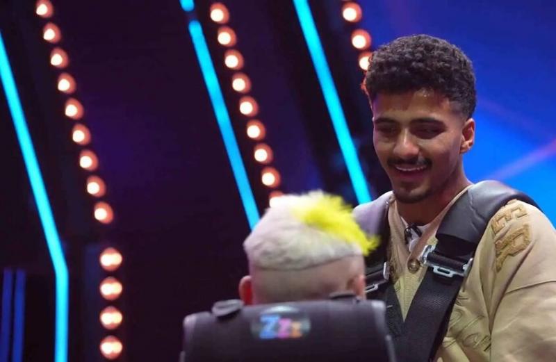 رامز جلال يسخر من مدافع الزمالك ويجبره على كشف قيمة عقده