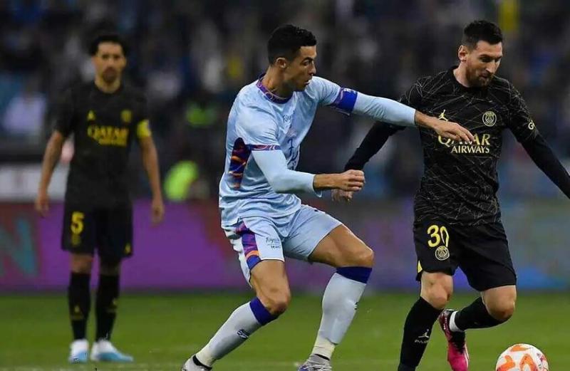 فابريزيو رومانو يحسم الجدل حول حقيقة لعب رونالدو بجوار ميسي