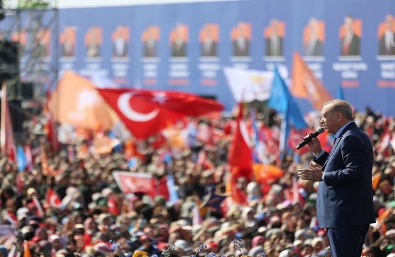 تركيا تعتقل صحفيا سويديا بتهمة الإرهاب وإهانة أردوغان