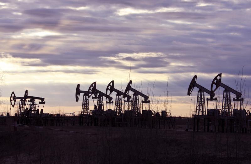 أسعار النفط تهبط لأدنى مستوى لها في أربع سنوات