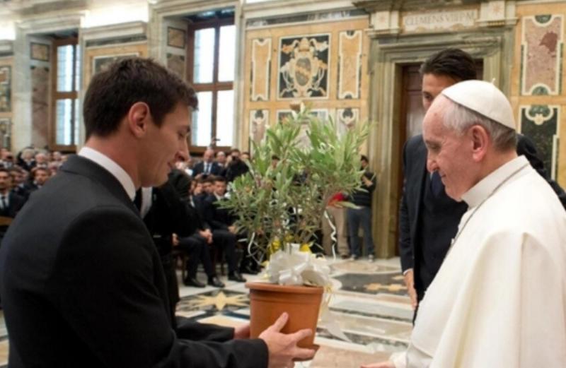 ميسي يودع بابا الفاتيكان برسالة مؤثرة