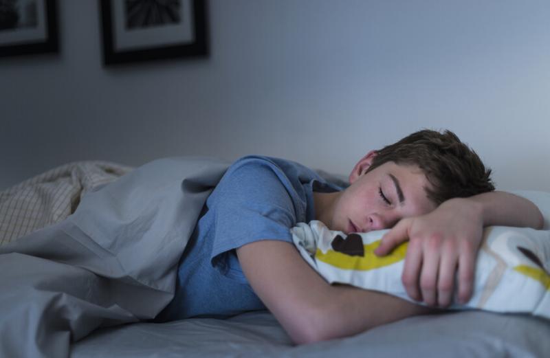 دراسة تكشف العلاقة بين توقيت النوم وذكاء المراهقين