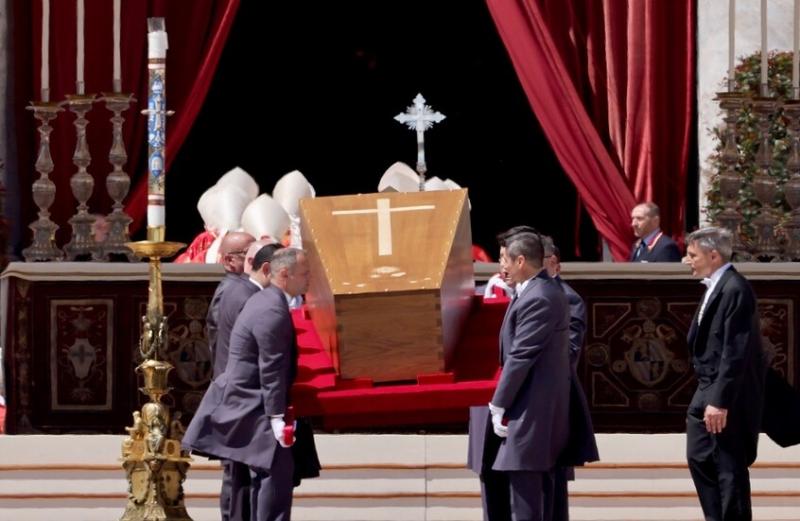 توافد الآلاف على ضريح البابا فرنسيس غداة دفنه