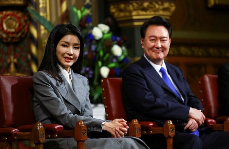 قضية عقد الألماس والحقيبة الثمينة تتفاعل والنيابة تداهم منزل رئيس كوريا الجنوبية السابق