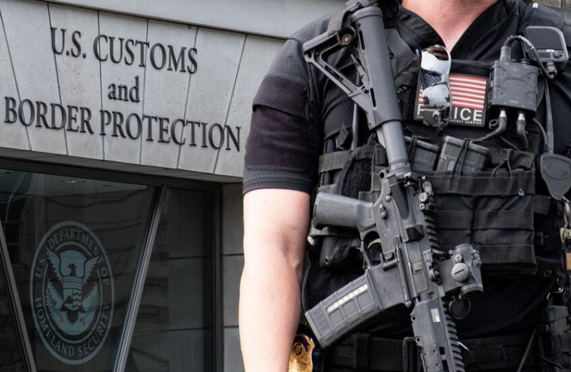 مواطنة أمريكية تتهم عناصر الهجرة باقتحام منزلها وترويع أسرتها