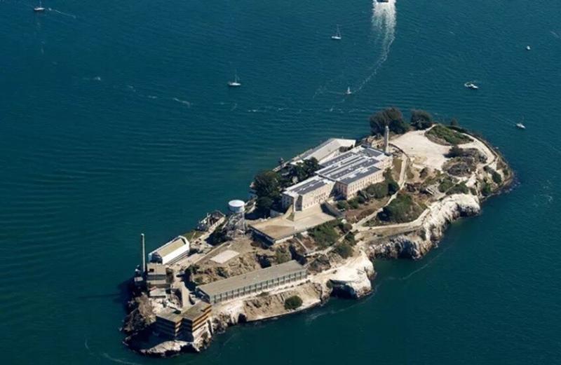 ترامب يأمر بإعادة بناء وتأهيل سجن ألكاتراز