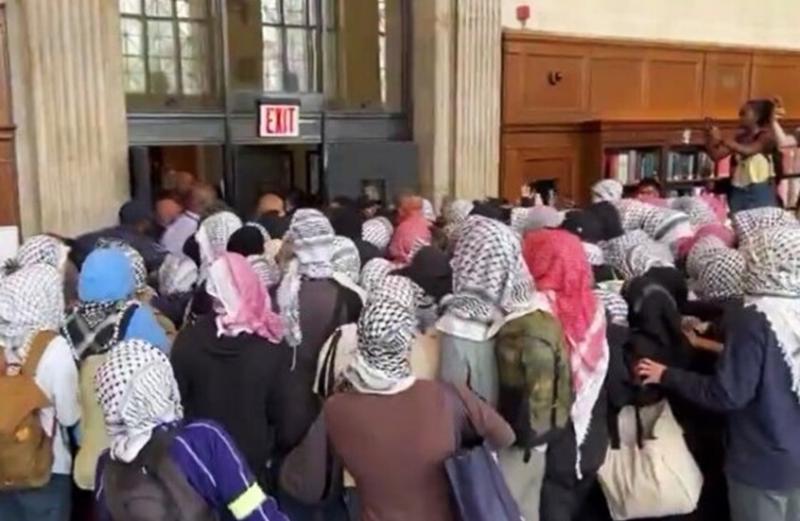 اشتباكات داخل مكتبة جامعة كولومبيا بين محتجين مؤيدين لفلسطين والأمن