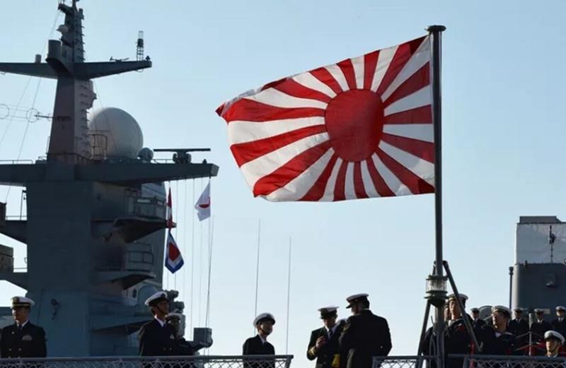 جثة انتحاري وبقايا محرك بين حطام حاملة طائرات أمريكية