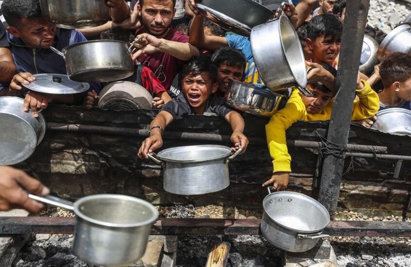 إذاعة الجيش الإسرائيلي: أول قافلة مساعدات ستدخل إلى غزة اليوم