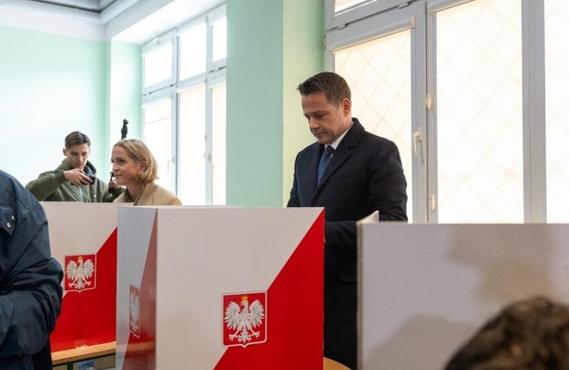 بولندا تتأرجح بين رئيس مؤيد لأوروبا وآخر قومي في الجولة الثانية من الانتخابات