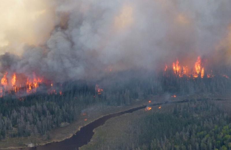 كندا.. حرائق الغابات تلتهم 400 منزل وتجبر الآلاف على النزوح