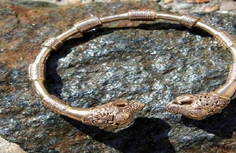 العثور على سوار ذهبي للفايكنغ في إحدى الجزر التاريخية بالبحر الإيرلندي