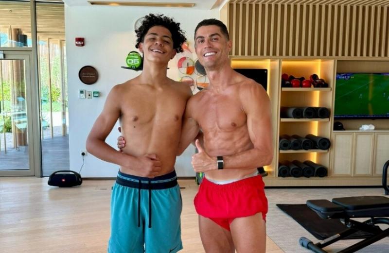 رونالدو يوضح حقيقة فارق الطول مع نجله بعد صورة مثيرة للجدل