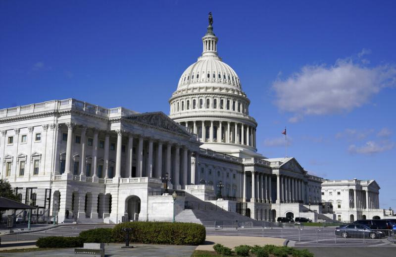 نائب أمريكي: ضربة إيران سبب لعزل ترامب